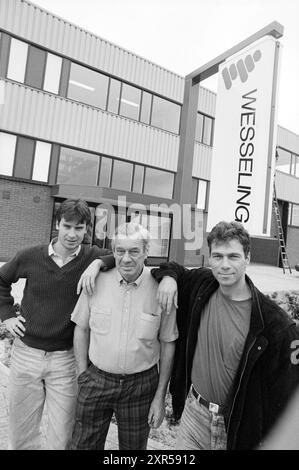 Trois hommes de Wesseling pour les locaux commerciaux, 26-10-1989, Whizgle Dutch News : images historiques sur mesure pour l'avenir. Explorez le passé néerlandais avec des perspectives modernes grâce à des images d'agences néerlandaises. Concilier les événements d'hier avec les perspectives de demain. Embarquez pour un voyage intemporel avec des histoires qui façonnent notre avenir. Banque D'Images