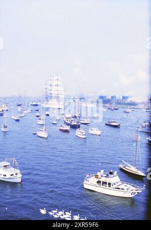 Sail Amsterdam 1990 navires dans le canal de la mer du Nord, Whizgle Dutch News : images historiques adaptées pour l'avenir. Explorez le passé néerlandais avec des perspectives modernes grâce à des images d'agences néerlandaises. Concilier les événements d'hier avec les perspectives de demain. Embarquez pour un voyage intemporel avec des histoires qui façonnent notre avenir. Banque D'Images