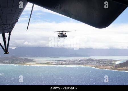 Deux CH-53 Super Stallions attachés à l'Aviation combat Element (ACE) du Marine Medium Tilt rotor Squadron (VMM) 165, 15e Marine Expeditionary Unit, volent hors de Marine corps base Hawaii lors de l'exercice Rim of the Pacific (RIMPAC) 2024, 27 juillet 2024. L'ACE participait à un exercice d'assaut aérien à la Marine corps Training Area Bellows (MCTAB) en transportant des Marines américains et des forces armées malaisiennes. Vingt-neuf Nations, 40 navires de surface, trois sous-marins, 14 forces terrestres nationales, plus de 150 avions et 25 000 membres du personnel participent au RIMPAC dans et autour de l'île hawaïenne Banque D'Images