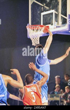 Match de basket-ball, Whizgle Dutch News : des images historiques conçues pour l'avenir. Explorez le passé néerlandais avec des perspectives modernes grâce à des images d'agences néerlandaises. Concilier les événements d'hier avec les perspectives de demain. Embarquez pour un voyage intemporel avec des histoires qui façonnent notre avenir. Banque D'Images