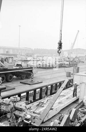 Engin de forage de chargement Velsen-Noord, N.A.M., Velsen-Noord, 26-07-1983, Whizgle Dutch News : des images historiques sur mesure pour l'avenir. Explorez le passé néerlandais avec des perspectives modernes grâce à des images d'agences néerlandaises. Concilier les événements d'hier avec les perspectives de demain. Embarquez pour un voyage intemporel avec des histoires qui façonnent notre avenir. Banque D'Images
