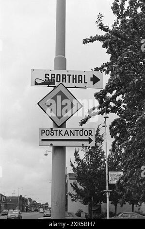 Panneaux routiers Beverwijk, panneaux, 30-07-1976, Whizgle Dutch News : des images historiques sur mesure pour l'avenir. Explorez le passé néerlandais avec des perspectives modernes grâce à des images d'agences néerlandaises. Concilier les événements d'hier avec les perspectives de demain. Embarquez pour un voyage intemporel avec des histoires qui façonnent notre avenir. Banque D'Images