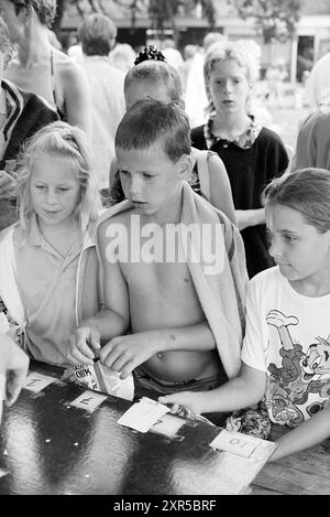 Quatre jours de natation, IJm., IJmuiden, pays-Bas, 02-07-1992, Whizgle Dutch News : des images historiques sur mesure pour l'avenir. Explorez le passé néerlandais avec des perspectives modernes grâce à des images d'agences néerlandaises. Concilier les événements d'hier avec les perspectives de demain. Embarquez pour un voyage intemporel avec des histoires qui façonnent notre avenir. Banque D'Images