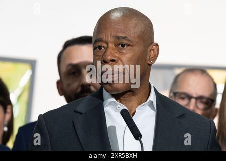 Le maire Eric Adams fait une annonce concernant la sécurité publique et la qualité de vie à la 14th Street y à New York le 8 août 2024 Banque D'Images