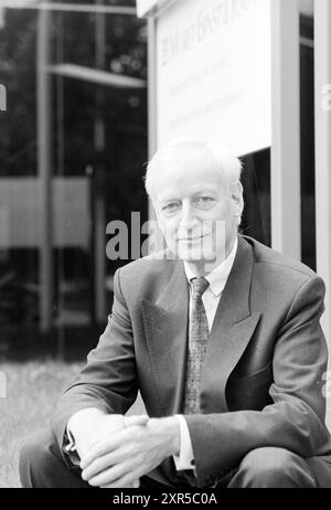 Portrait d'un homme près d'un panneau avec inscription (Moret Ernst & Young), 00-09-1995, Whizgle Dutch News : images historiques sur mesure pour l'avenir. Explorez le passé néerlandais avec des perspectives modernes grâce à des images d'agences néerlandaises. Concilier les événements d'hier avec les perspectives de demain. Embarquez pour un voyage intemporel avec des histoires qui façonnent notre avenir. Banque D'Images