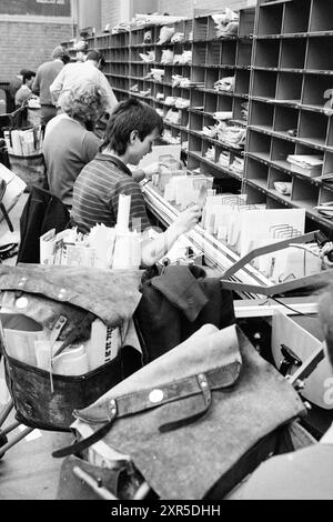 Bureau de poste de tri postal occupé IJmuiden, PTT, services postaux, ville poste, IJmuiden, pays-Bas, 24-12-1986, Whizgle Dutch News : des images historiques sur mesure pour l'avenir. Explorez le passé néerlandais avec des perspectives modernes grâce à des images d'agences néerlandaises. Concilier les événements d'hier avec les perspectives de demain. Embarquez pour un voyage intemporel avec des histoires qui façonnent notre avenir. Banque D'Images