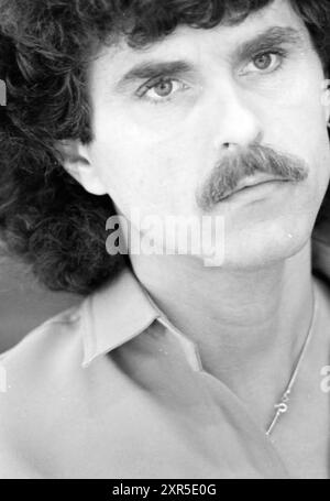 Portraits Robert long, Robert long, 20-01-1977','04-03-1977','08-04-1980','03-10-1981, Whizgle Dutch News : des images historiques sur mesure pour l'avenir. Explorez le passé néerlandais avec des perspectives modernes grâce à des images d'agences néerlandaises. Concilier les événements d'hier avec les perspectives de demain. Embarquez pour un voyage intemporel avec des histoires qui façonnent notre avenir. Banque D'Images