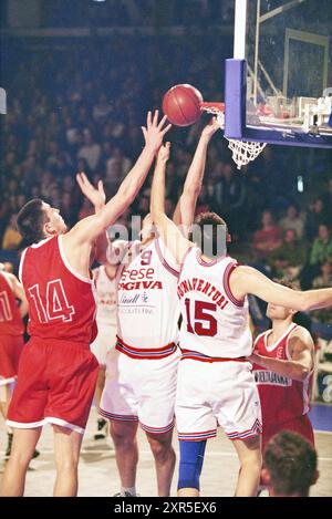 Match de basket-ball, Whizgle Dutch News : des images historiques conçues pour l'avenir. Explorez le passé néerlandais avec des perspectives modernes grâce à des images d'agences néerlandaises. Concilier les événements d'hier avec les perspectives de demain. Embarquez pour un voyage intemporel avec des histoires qui façonnent notre avenir. Banque D'Images