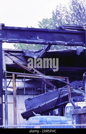 Bâtiment incendié, Haarlem, pays-Bas, 27-05-2001, Whizgle Dutch News : images historiques sur mesure pour l'avenir. Explorez le passé néerlandais avec des perspectives modernes grâce à des images d'agences néerlandaises. Concilier les événements d'hier avec les perspectives de demain. Embarquez pour un voyage intemporel avec des histoires qui façonnent notre avenir. Banque D'Images