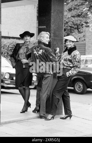 Défilé Van Vastenhoven, Haarlem, Van Ostadestraat, pays-Bas, 17-09-1990, Whizgle Dutch News : des images historiques sur mesure pour l'avenir. Explorez le passé néerlandais avec des perspectives modernes grâce à des images d'agences néerlandaises. Concilier les événements d'hier avec les perspectives de demain. Embarquez pour un voyage intemporel avec des histoires qui façonnent notre avenir. Banque D'Images