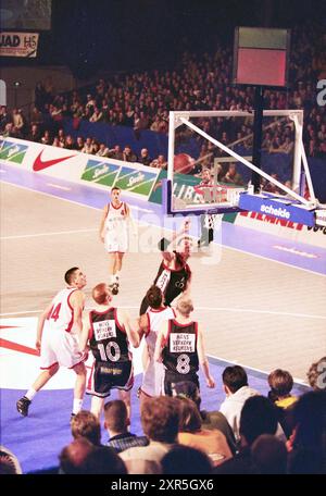 Match de basket-ball, Whizgle Dutch News : des images historiques conçues pour l'avenir. Explorez le passé néerlandais avec des perspectives modernes grâce à des images d'agences néerlandaises. Concilier les événements d'hier avec les perspectives de demain. Embarquez pour un voyage intemporel avec des histoires qui façonnent notre avenir. Banque D'Images