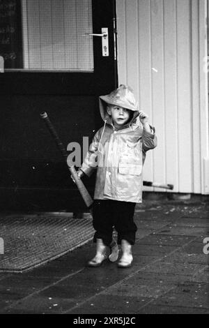 Garçon avec un bâton de hockey, Whizgle Dutch News : des images historiques sur mesure pour l'avenir. Explorez le passé néerlandais avec des perspectives modernes grâce à des images d'agences néerlandaises. Concilier les événements d'hier avec les perspectives de demain. Embarquez pour un voyage intemporel avec des histoires qui façonnent notre avenir. Banque D'Images