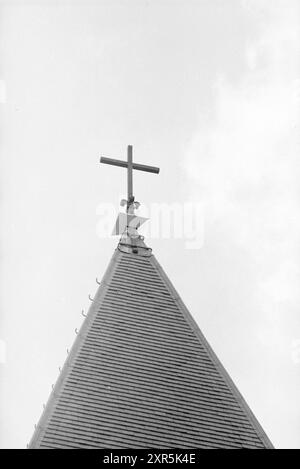 Tours d'église avec croix, Eglises, 08-10-1980, Whizgle Dutch News : images historiques sur mesure pour l'avenir. Explorez le passé néerlandais avec des perspectives modernes grâce à des images d'agences néerlandaises. Concilier les événements d'hier avec les perspectives de demain. Embarquez pour un voyage intemporel avec des histoires qui façonnent notre avenir. Banque D'Images