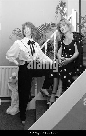 Tendances mode soirée, mode, 03-12-1982, Whizgle Dutch News : images historiques sur mesure pour l'avenir. Explorez le passé néerlandais avec des perspectives modernes grâce à des images d'agences néerlandaises. Concilier les événements d'hier avec les perspectives de demain. Embarquez pour un voyage intemporel avec des histoires qui façonnent notre avenir. Banque D'Images