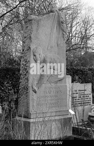 Monument funéraire du patineur Jaap van Eden, Haarlem, Kleverlaan 1, pays-Bas, 22-12-1986, Whizgle Dutch News : des images historiques sur mesure pour l'avenir. Explorez le passé néerlandais avec des perspectives modernes grâce à des images d'agences néerlandaises. Concilier les événements d'hier avec les perspectives de demain. Embarquez pour un voyage intemporel avec des histoires qui façonnent notre avenir. Banque D'Images