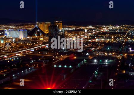 Le néon lumineux du Strip de Las Vegas sature les couleurs de la ville la nuit, vers 2006. Sur la photo en arrière-plan sont les Excalibur, Luxor et Mandalay Ba Banque D'Images