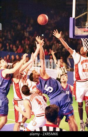 Match de basket-ball, Whizgle Dutch News : des images historiques conçues pour l'avenir. Explorez le passé néerlandais avec des perspectives modernes grâce à des images d'agences néerlandaises. Concilier les événements d'hier avec les perspectives de demain. Embarquez pour un voyage intemporel avec des histoires qui façonnent notre avenir. Banque D'Images