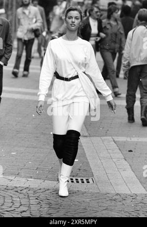 Tendances de la mode, mode, 04-09-1982, Whizgle Dutch News : des images historiques sur mesure pour l'avenir. Explorez le passé néerlandais avec des perspectives modernes grâce à des images d'agences néerlandaises. Concilier les événements d'hier avec les perspectives de demain. Embarquez pour un voyage intemporel avec des histoires qui façonnent notre avenir. Banque D'Images