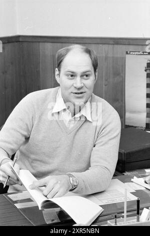 Portrait d'homme derrière le bureau avec coupure de journal : le centre de badminton coûte 1 million, 00-01-1981, Whizgle Dutch News : images historiques sur mesure pour l'avenir. Explorez le passé néerlandais avec des perspectives modernes grâce à des images d'agences néerlandaises. Concilier les événements d'hier avec les perspectives de demain. Embarquez pour un voyage intemporel avec des histoires qui façonnent notre avenir. Banque D'Images