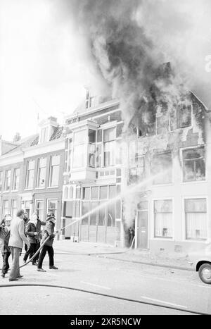 Incendie Haymarket, incendies, pompiers, Haarlem, Hooimarkt, pays-Bas, 26-06-1980, Whizgle Dutch News : des images historiques sur mesure pour l'avenir. Explorez le passé néerlandais avec des perspectives modernes grâce à des images d'agences néerlandaises. Concilier les événements d'hier avec les perspectives de demain. Embarquez pour un voyage intemporel avec des histoires qui façonnent notre avenir. Banque D'Images