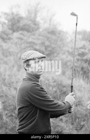 Barry Hughes on golf course, Golf, Golf, Football People and entraîneurs, 13-11-1975, Whizgle Dutch News : images historiques adaptées pour l'avenir. Explorez le passé néerlandais avec des perspectives modernes grâce à des images d'agences néerlandaises. Concilier les événements d'hier avec les perspectives de demain. Embarquez pour un voyage intemporel avec des histoires qui façonnent notre avenir. Banque D'Images