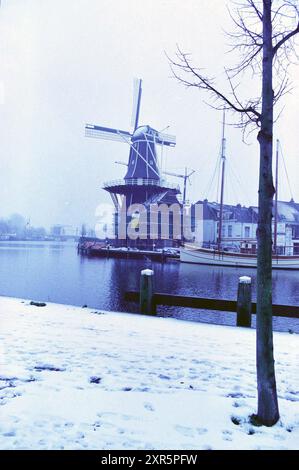 Mill de Adriaan in Snow, Haarlem, pays-Bas, 21-01-2001, Whizgle Dutch News : des images historiques sur mesure pour l'avenir. Explorez le passé néerlandais avec des perspectives modernes grâce à des images d'agences néerlandaises. Concilier les événements d'hier avec les perspectives de demain. Embarquez pour un voyage intemporel avec des histoires qui façonnent notre avenir. Banque D'Images