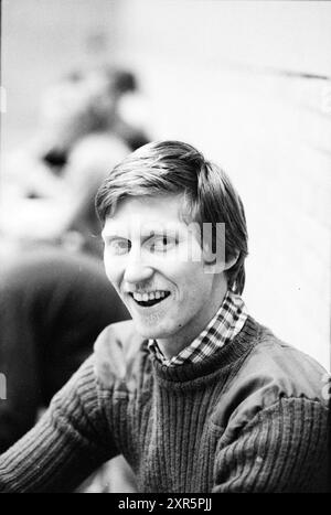 Portrait entraîneur de football en salle partenaire du maillot féminin : Ten Cate BV distribution Agency Alkmaar, 00-10-1980, Whizgle Dutch News : images historiques adaptées pour l'avenir. Explorez le passé néerlandais avec des perspectives modernes grâce à des images d'agences néerlandaises. Concilier les événements d'hier avec les perspectives de demain. Embarquez pour un voyage intemporel avec des histoires qui façonnent notre avenir. Banque D'Images