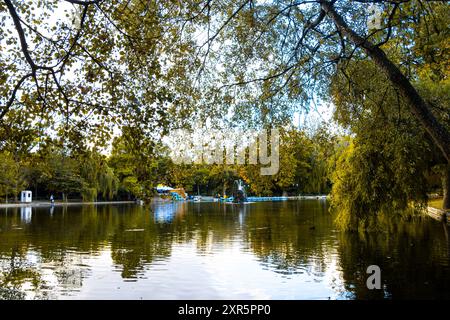 Le lac Cismigiu est situé dans le jardin Cismigiu, un parc dans le centre de Bucarest, Roumanie Banque D'Images