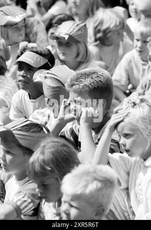 Concours de chansons Grote Markt, Haarlem, Grote Markt, pays-Bas, 28-07-1992, Whizgle Dutch News : des images historiques sur mesure pour l'avenir. Explorez le passé néerlandais avec des perspectives modernes grâce à des images d'agences néerlandaises. Concilier les événements d'hier avec les perspectives de demain. Embarquez pour un voyage intemporel avec des histoires qui façonnent notre avenir. Banque D'Images