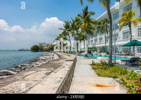 Une vue le long de la digue à George Town, Penang, Malaisie de l'extérieur de l'hôtel Eastern & Oriental Banque D'Images