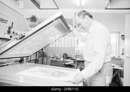 Artiste Egbert Buch Santpoort dans l'espace de travail, Santpoort, 26-10-1989, Whizgle Dutch News : images historiques sur mesure pour l'avenir. Explorez le passé néerlandais avec des perspectives modernes grâce à des images d'agences néerlandaises. Concilier les événements d'hier avec les perspectives de demain. Embarquez pour un voyage intemporel avec des histoires qui façonnent notre avenir. Banque D'Images