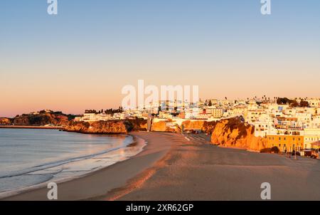 Vue sur la ville d'Albufeira et l'heure dorée de la plage des pêcheurs Banque D'Images