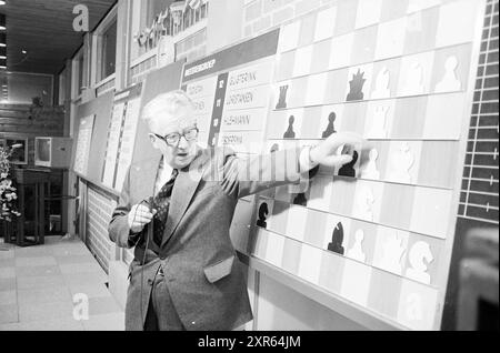 H.S.T. Opening and Draw, Blast Furnace Chess Tournament, 15-01-1976, Whizgle Dutch News : images historiques adaptées pour l'avenir. Explorez le passé néerlandais avec des perspectives modernes grâce à des images d'agences néerlandaises. Concilier les événements d'hier avec les perspectives de demain. Embarquez pour un voyage intemporel avec des histoires qui façonnent notre avenir. Banque D'Images