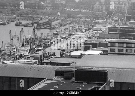 Port of Ijmuiden from Lighthouse, 02-06-1990, Whizgle Dutch News : images historiques sur mesure pour l'avenir. Explorez le passé néerlandais avec des perspectives modernes grâce à des images d'agences néerlandaises. Concilier les événements d'hier avec les perspectives de demain. Embarquez pour un voyage intemporel avec des histoires qui façonnent notre avenir. Banque D'Images