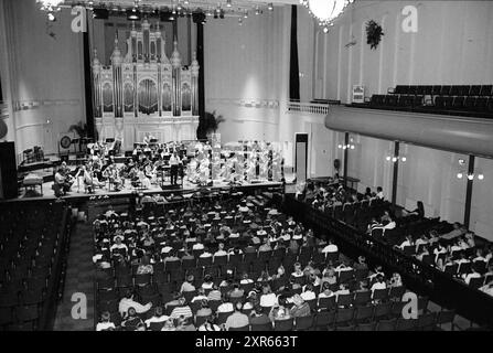 Journée scolaire à l'Orchestre philharmonique de Hollande du Nord (OBN) au Concertgebouw, Haarlem, pays-Bas, 21-06-1992, Whizgle Dutch News : images historiques adaptées pour l'avenir. Explorez le passé néerlandais avec des perspectives modernes grâce à des images d'agences néerlandaises. Concilier les événements d'hier avec les perspectives de demain. Embarquez pour un voyage intemporel avec des histoires qui façonnent notre avenir. Banque D'Images