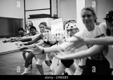 Répétition de ballet, Studio 118, Zandvoort, Zandvoort, 08-12-1992, Whizgle Dutch News : des images historiques sur mesure pour l'avenir. Explorez le passé néerlandais avec des perspectives modernes grâce à des images d'agences néerlandaises. Concilier les événements d'hier avec les perspectives de demain. Embarquez pour un voyage intemporel avec des histoires qui façonnent notre avenir. Banque D'Images