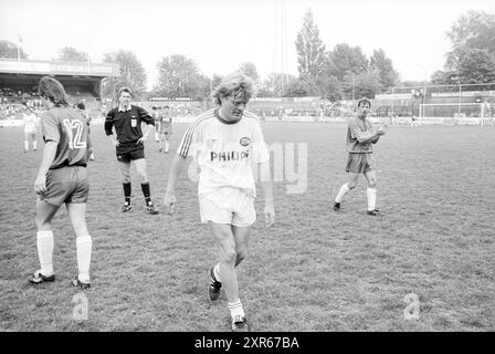 Match de football HFC Haarlem - P.S.V., match d'adieu de Soren Lerby qui a reçu un carton jaune et Guus Hiddink entraîneur du PSV. Voir NRC 07-05-1990, Haarlem, Sportlaan, pays-Bas, 06-05-1990, Whizgle Dutch News : des images historiques sur mesure pour l'avenir. Explorez le passé néerlandais avec des perspectives modernes grâce à des images d'agences néerlandaises. Concilier les événements d'hier avec les perspectives de demain. Embarquez pour un voyage intemporel avec des histoires qui façonnent notre avenir. Banque D'Images