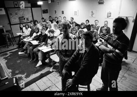 Chœur des jeunes Parochiehuis Hoofddorp, chœurs, Hoofddorp, pays-Bas, 15-03-1988, Whizgle Dutch News : des images historiques sur mesure pour l'avenir. Explorez le passé néerlandais avec des perspectives modernes grâce à des images d'agences néerlandaises. Concilier les événements d'hier avec les perspectives de demain. Embarquez pour un voyage intemporel avec des histoires qui façonnent notre avenir. Banque D'Images