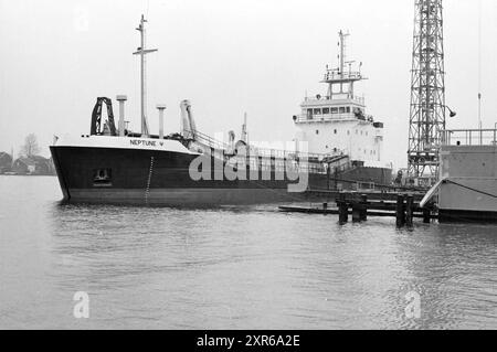 Neptune : drague à trémie fendue à Scheepswerf Stapel, Spaarndam, Schepen, Spaarndam, 07-04-1983, Whizgle Dutch News : des images historiques sur mesure pour l'avenir. Explorez le passé néerlandais avec des perspectives modernes grâce à des images d'agences néerlandaises. Concilier les événements d'hier avec les perspectives de demain. Embarquez pour un voyage intemporel avec des histoires qui façonnent notre avenir. Banque D'Images