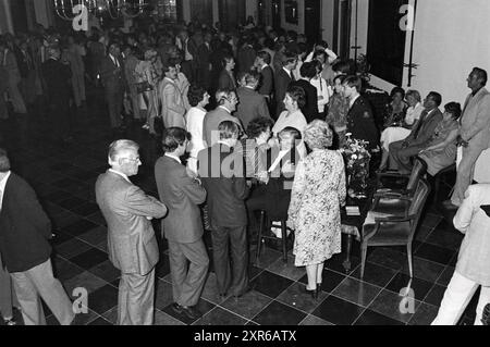 Conseiller d'adieu à la maison, Conseil municipal de Haarlem, Haarlem, pays-Bas, 01-09-1982, Whizgle Dutch News : des images historiques sur mesure pour l'avenir. Explorez le passé néerlandais avec des perspectives modernes grâce à des images d'agences néerlandaises. Concilier les événements d'hier avec les perspectives de demain. Embarquez pour un voyage intemporel avec des histoires qui façonnent notre avenir. Banque D'Images