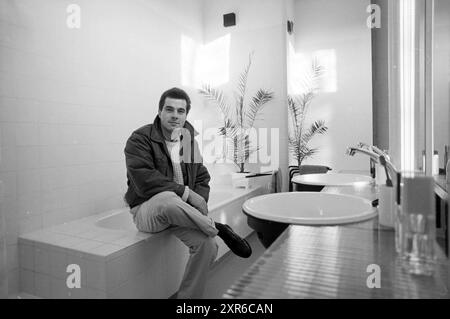 Homme habillé dans / sur le bain, Whizgle Dutch News : images historiques sur mesure pour l'avenir. Explorez le passé néerlandais avec des perspectives modernes grâce à des images d'agences néerlandaises. Concilier les événements d'hier avec les perspectives de demain. Embarquez pour un voyage intemporel avec des histoires qui façonnent notre avenir. Banque D'Images