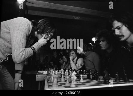 Échecs simultanés avec Hans Böhm, Blast Furnace Chess Tournament, 05-01-1976, Whizgle Dutch News : des images historiques sur mesure pour l'avenir. Explorez le passé néerlandais avec des perspectives modernes grâce à des images d'agences néerlandaises. Concilier les événements d'hier avec les perspectives de demain. Embarquez pour un voyage intemporel avec des histoires qui façonnent notre avenir. Banque D'Images