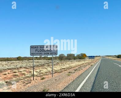 Territoire du Nord, Australie. 06 août 2024. Un panneau sur l'autoroute Lasseter près d'Uluru avertit de soudaines crues soudaines. (Photo du 6,8.2024) crédit : Carola Frentzen/dpa/Alamy Live News Banque D'Images