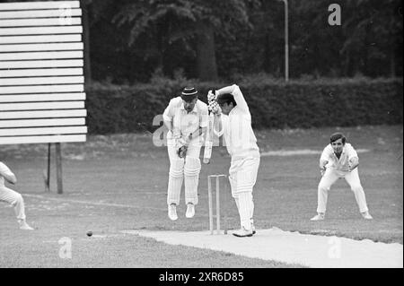 Bloemendaal - HCC III, Cricket, 23-05-1971, Whizgle Dutch News : des images historiques sur mesure pour l'avenir. Explorez le passé néerlandais avec des perspectives modernes grâce à des images d'agences néerlandaises. Concilier les événements d'hier avec les perspectives de demain. Embarquez pour un voyage intemporel avec des histoires qui façonnent notre avenir. Banque D'Images