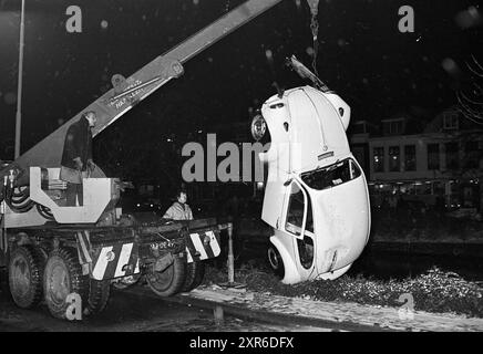 Volkswagen Beetle est sorti de l'eau, Whizgle Dutch News : des images historiques sur mesure pour l'avenir. Explorez le passé néerlandais avec des perspectives modernes grâce à des images d'agences néerlandaises. Concilier les événements d'hier avec les perspectives de demain. Embarquez pour un voyage intemporel avec des histoires qui façonnent notre avenir. Banque D'Images