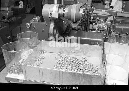 Fabrication d'œufs de Pâques, Union Chocolate Factory, 15-02-1983, Whizgle Dutch News : images historiques sur mesure pour l'avenir. Explorez le passé néerlandais avec des perspectives modernes grâce à des images d'agences néerlandaises. Concilier les événements d'hier avec les perspectives de demain. Embarquez pour un voyage intemporel avec des histoires qui façonnent notre avenir. Banque D'Images