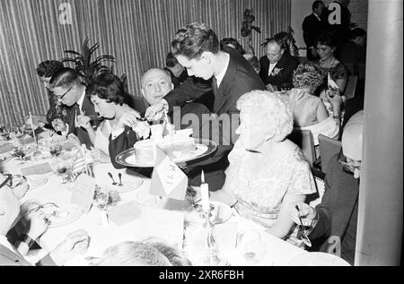 Fête 40 ans Holland West Africa Line, Hôtel Bouwes, Bouwes Zandvoort, Parties, 04-11-1960, Whizgle Dutch News : des images historiques sur mesure pour l'avenir. Explorez le passé néerlandais avec des perspectives modernes grâce à des images d'agences néerlandaises. Concilier les événements d'hier avec les perspectives de demain. Embarquez pour un voyage intemporel avec des histoires qui façonnent notre avenir. Banque D'Images