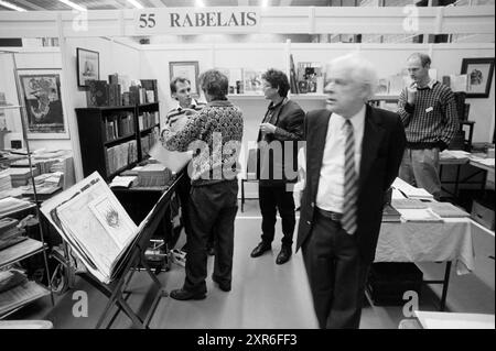 Marché du livre antique dans la salle de sport Beijneshal, 00-11-1988, Whizgle Dutch News : images historiques sur mesure pour l'avenir. Explorez le passé néerlandais avec des perspectives modernes grâce à des images d'agences néerlandaises. Concilier les événements d'hier avec les perspectives de demain. Embarquez pour un voyage intemporel avec des histoires qui façonnent notre avenir. Banque D'Images