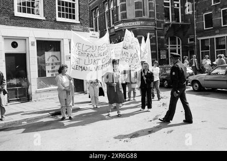 Ouverture de l'hôtel de ville par le ministre Lubbers dévoilant la peinture de la grande église, Haarlem centres communautaires de protestation de la ville ouverte pendant la classe des enfants de la journée de la ville ouverte de Haarlem dans le journal avec le ministre Lubbers, Haarlem, enfants, enfants, maisons d'enfants, fête d'enfants, enfants, révélations, Haarlem, Nederland, 21-06-1986, Whizgle Dutch News : des images historiques sur mesure pour l'avenir. Explorez le passé néerlandais avec des perspectives modernes grâce à des images d'agences néerlandaises. Concilier les événements d'hier avec les perspectives de demain. Embarquez pour un voyage intemporel avec des histoires qui façonnent notre avenir. Banque D'Images