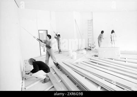 Les parents construisent une école Rudolf Steiner School Schalkwijk, Ecoles, Haarlem, pays-Bas, 24-03-1990, Whizgle Dutch News : des images historiques sur mesure pour l'avenir. Explorez le passé néerlandais avec des perspectives modernes grâce à des images d'agences néerlandaises. Concilier les événements d'hier avec les perspectives de demain. Embarquez pour un voyage intemporel avec des histoires qui façonnent notre avenir. Banque D'Images